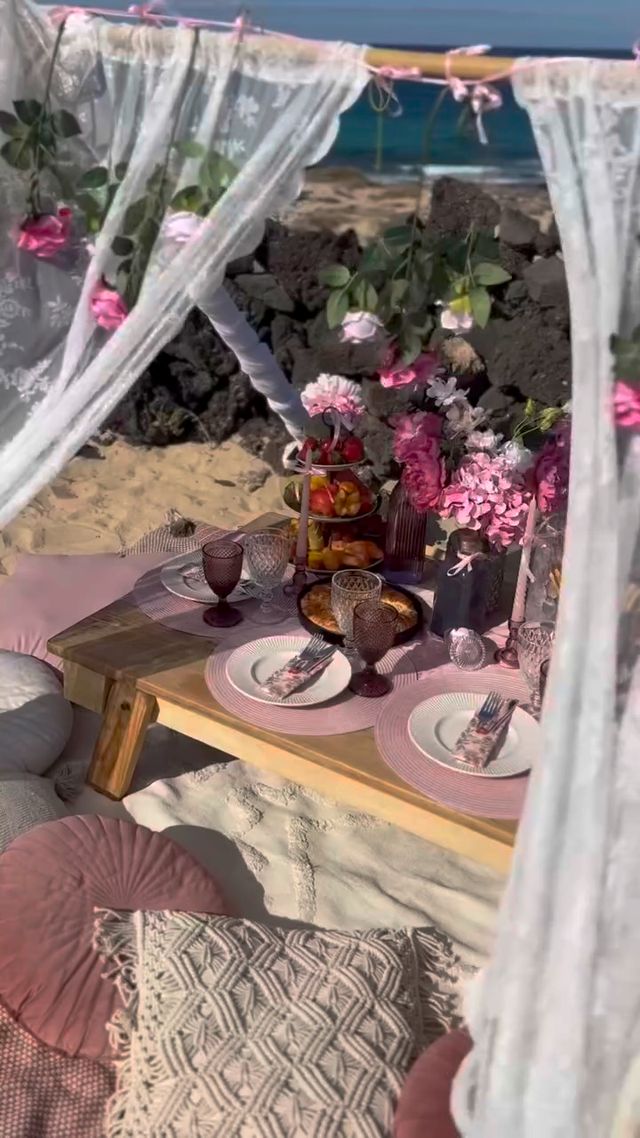 Amigos reunidos alrededor de un festivo pícnic al aire libre en Fuerteventura
