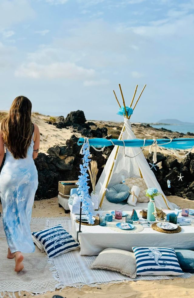 Una exquisita sesión de pícnic de lujo con elegante decoración floral en Fuerteventura