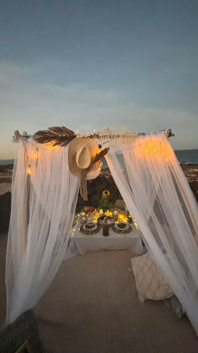 Luz de velas y detalles premium para un evento de lujo al aire libre en Fuerteventura