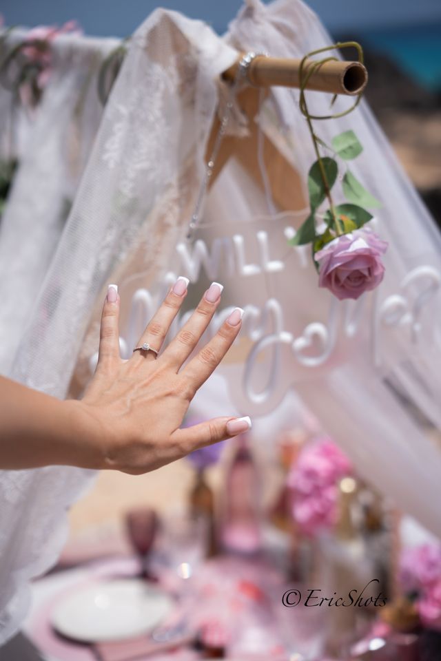 Detalles en forma de corazón y flores para un pícnic romántico en Fuerteventura